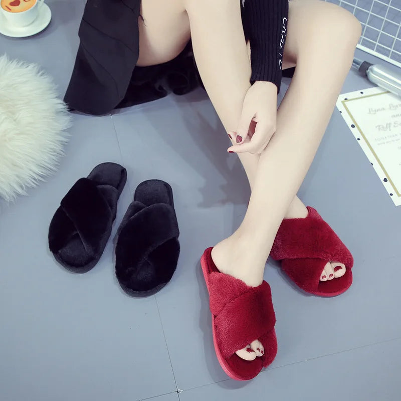 Cozy Cross Slippers: Stylish Comfort!